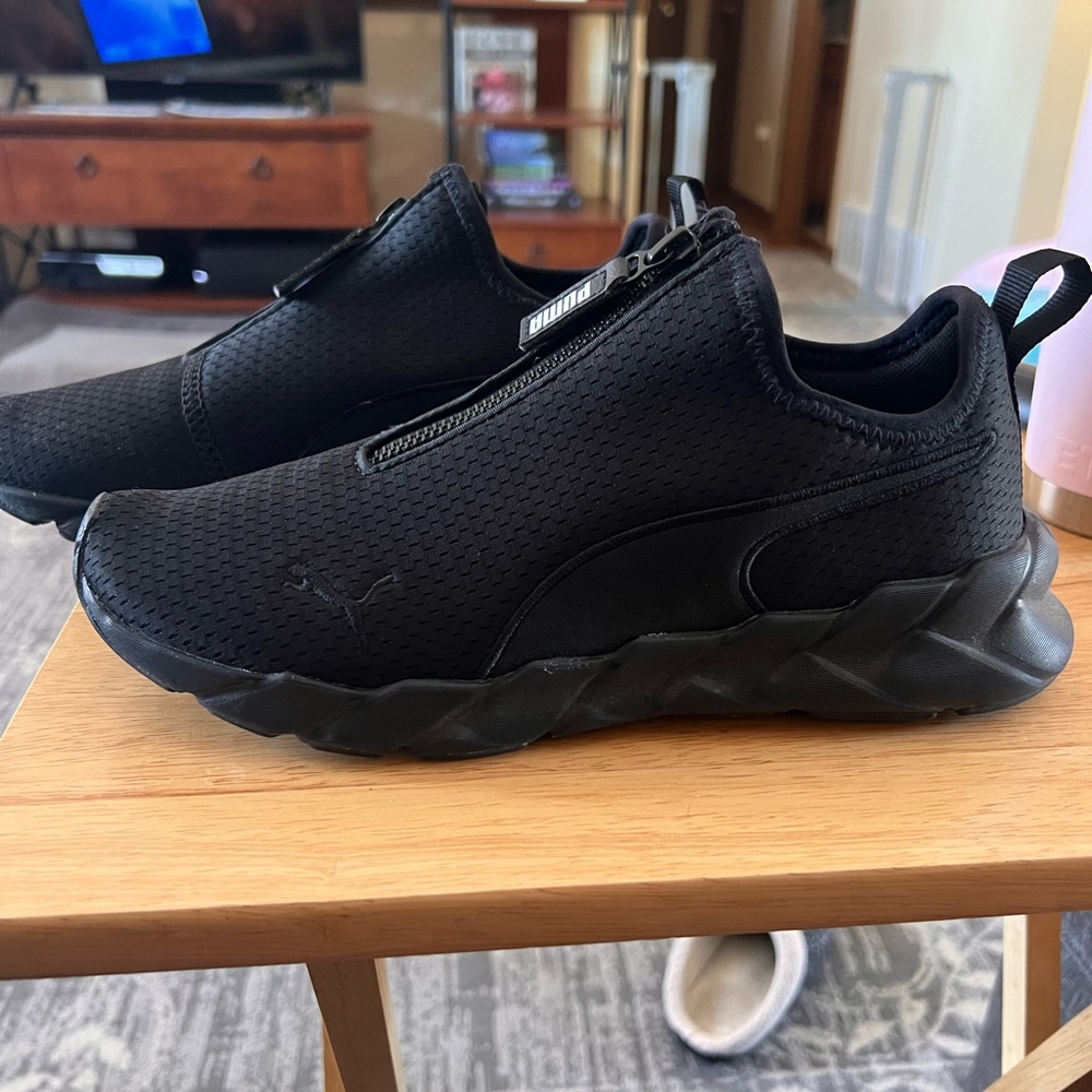 Black soft foam puma tennis shoes